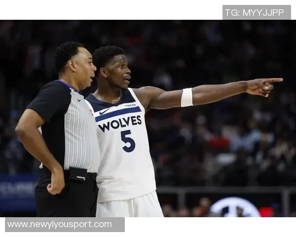 爱德华兹表现平平半场11投仅4中收获10分2篮板并有2次失误