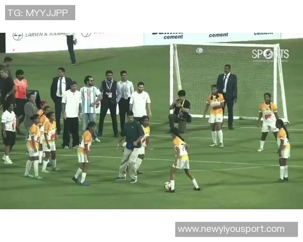 苏亚雷斯被印度小女孩穿裆瞬间引发外网热议震惊表情成热门话题